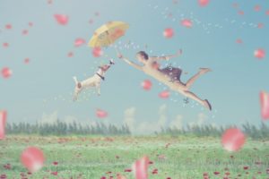 傘をさす女性と犬