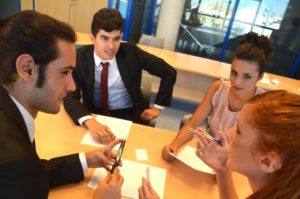 打合せをする外国人