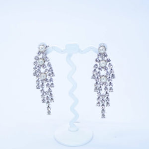 パールとクリアカラーのラインストーンイヤリング