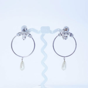 パールとクリアカラーのラインストーンイヤリング