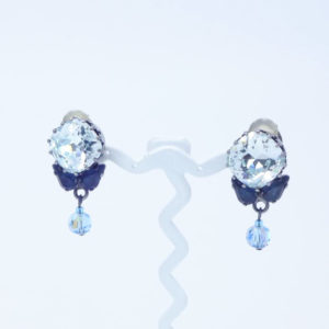 ブルーのラインストーンイヤリング
