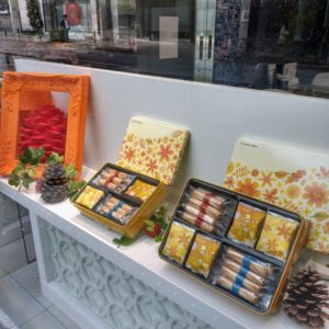 表参道のヨックモックのショーウインドウ