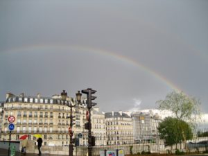 虹がかかったパリ