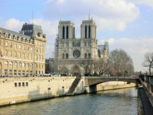 パリのノートルダム寺院