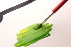 緑色の絵の具と筆