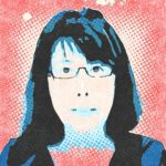 ほほえむ眼鏡の女性