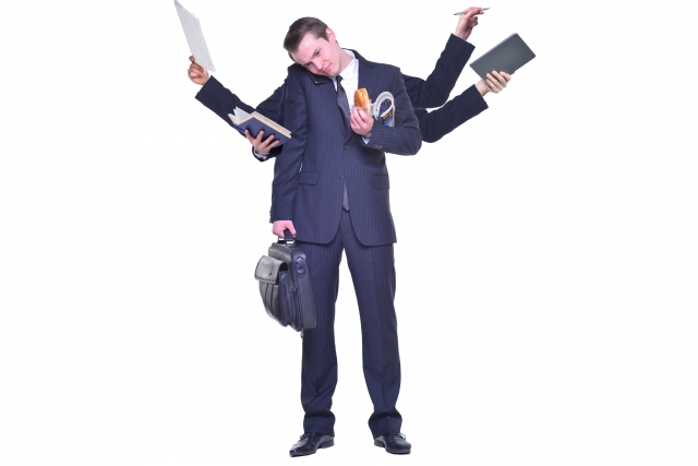 仕事が忙しいスーツを着た男性