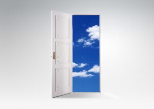 ドアの向こうに広がる青空