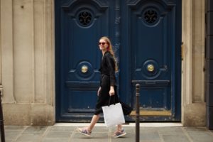 パリで買い物をするフランス人女性