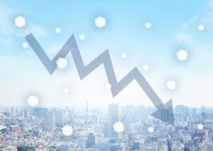 ビル街の空に浮かぶ矢印