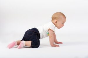 ハイハイする赤ちゃん