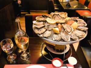 パリのレストランの牡蠣プレート