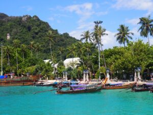 エメラルドグリーンの海とヤシの木があるタイの風景