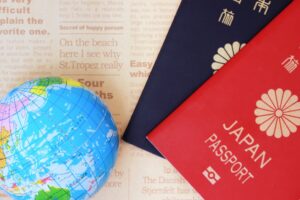地球儀とパスポート