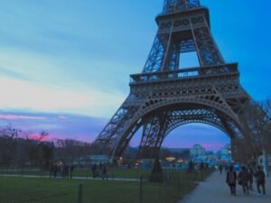 夕暮れ時のフランスのパリのエッフェル塔