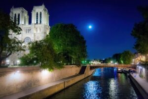 フランスのパリのセーヌ川から見たノートルダム寺院の夜景