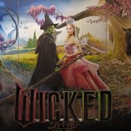 映画『ウィキッド ふたりの魔女』の魅力をファッションデザイナー視点で解説！